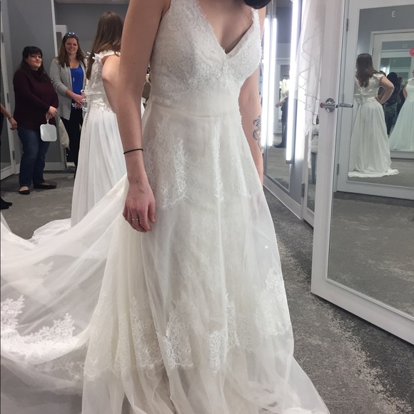 Lace ivory wedding dress - Picture 2 of 14